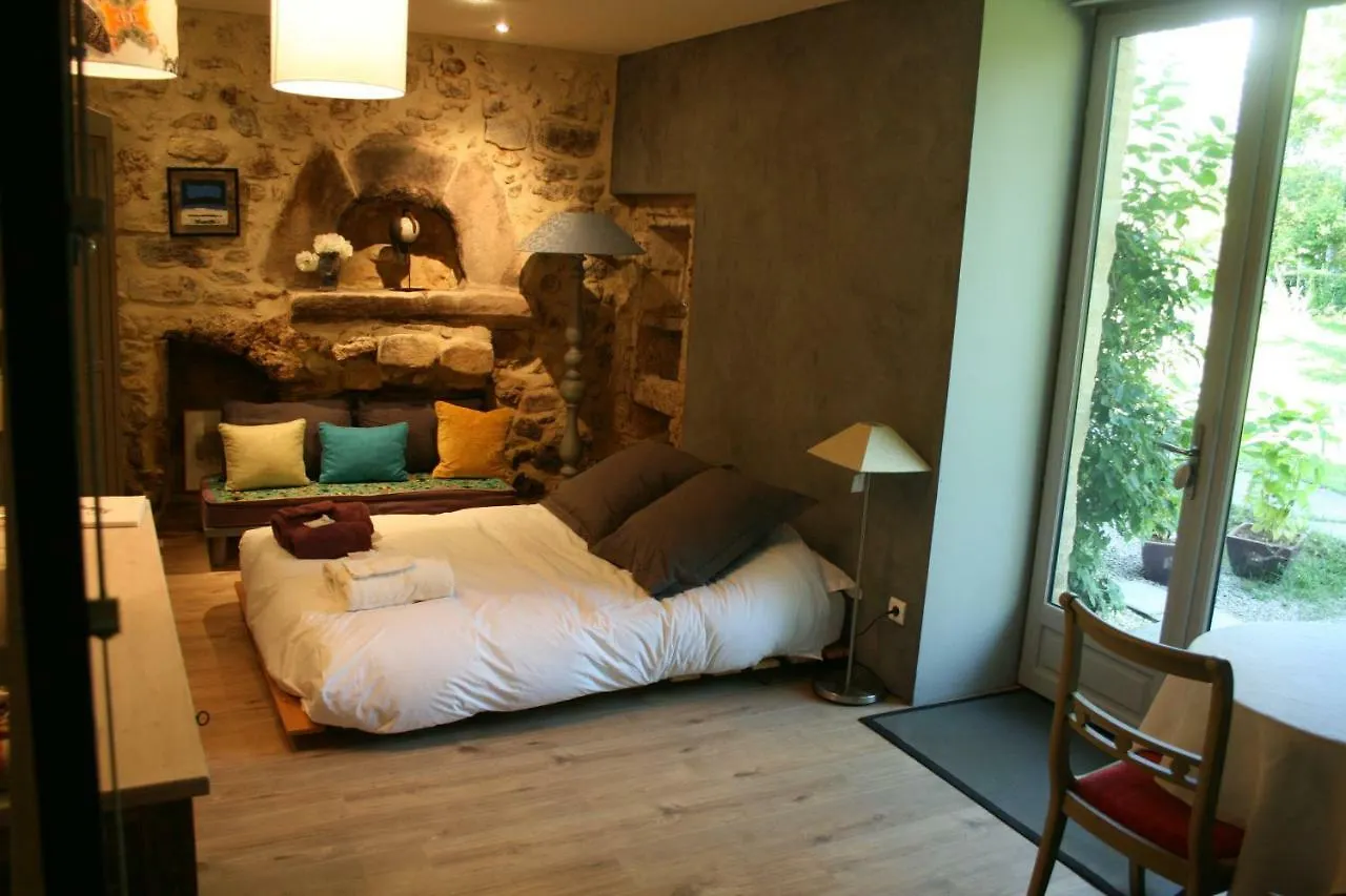 Le Domaine Des Rouges Queues Hotel Chateaudouble  Guest house Chateaudouble (Drome)